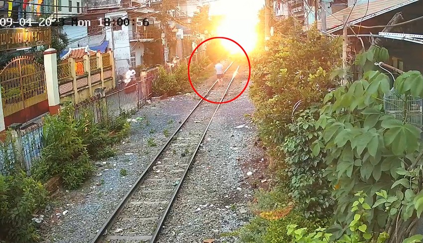 Camera ghi cảnh người đàn ông lao ra đường ray khi tàu đến ảnh 2