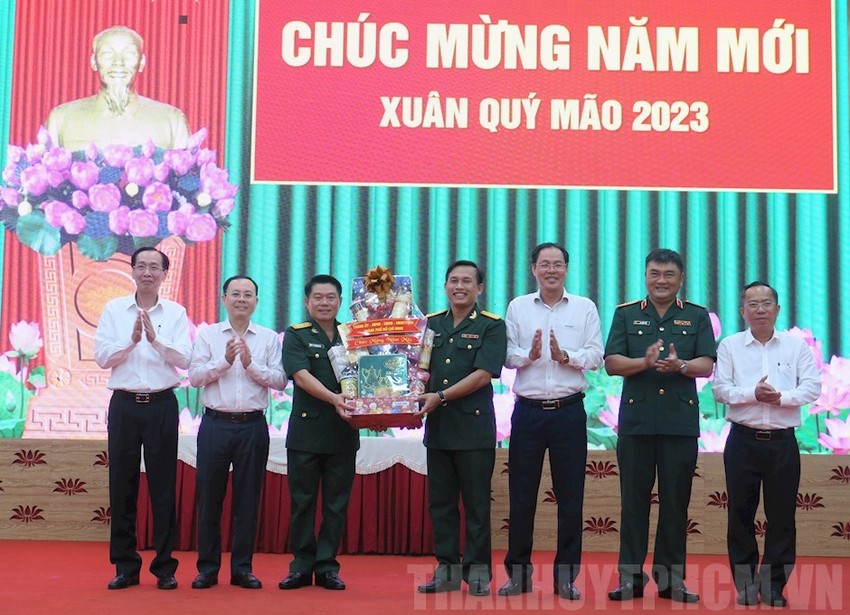 Leaders of Ho Chi Minh City visit and wish New Year's Eve to the Ho Chi Minh City Command Photo 3