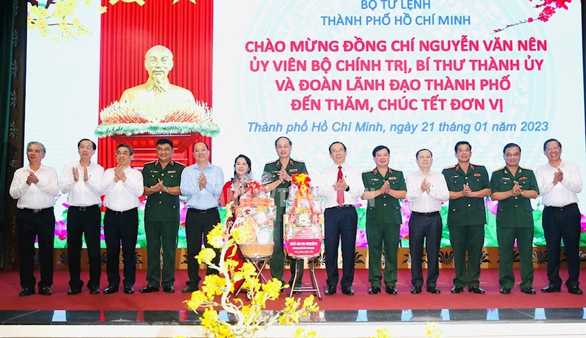 Leaders of Ho Chi Minh City visit and wish New Year's Eve to the Ho Chi Minh City Command Photo 2