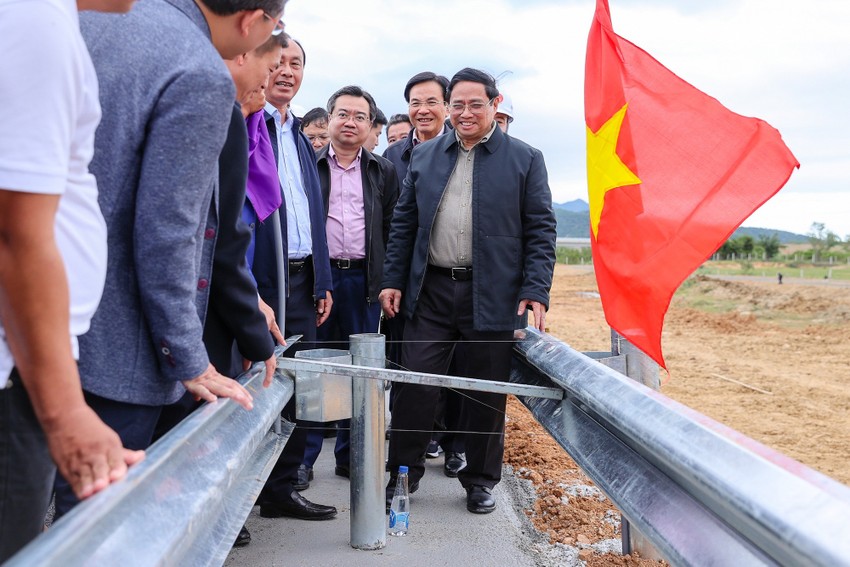 Prime Minister Pham Minh Chinh inspects the Nha Trang - Cam Lam expressway project Photo 2