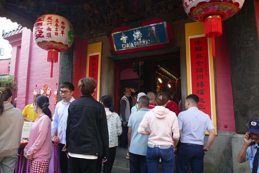 Thousands of people in Ho Chi Minh City go to the temple on the full moon day of January Photo 2