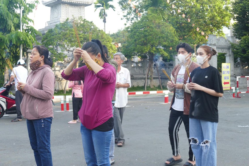 Thousands of people in Ho Chi Minh City go to the temple on the full moon day of January Photo 4