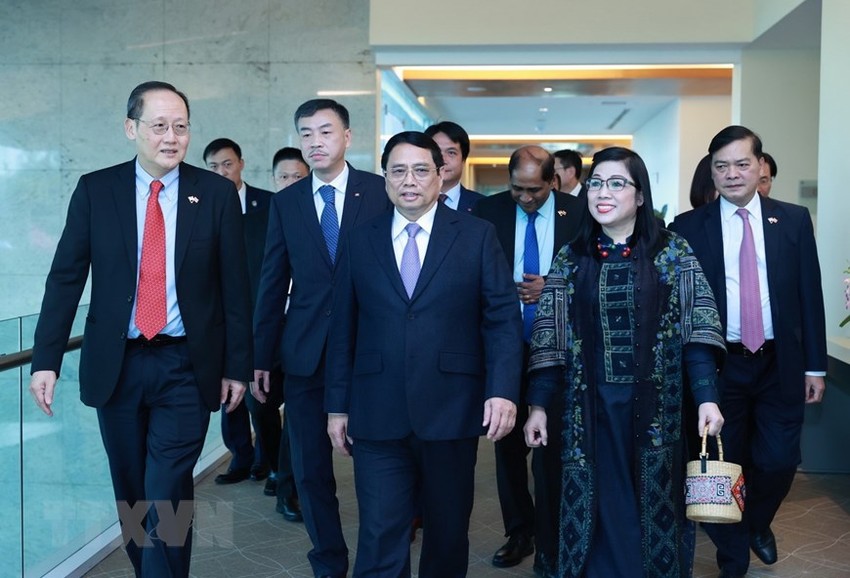 Prime Minister Pham Minh Chinh and his wife begin an official visit to Singapore Photo 4