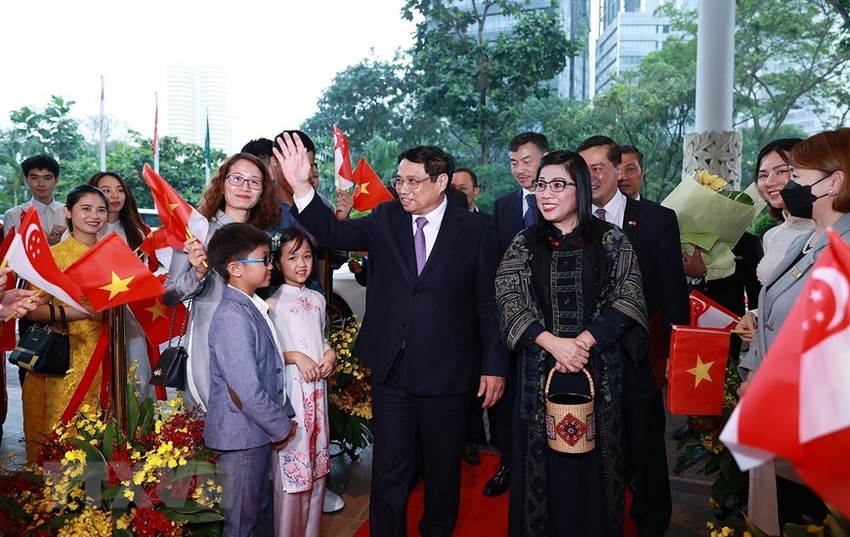 Prime Minister Pham Minh Chinh and his wife begin an official visit to Singapore Photo 3