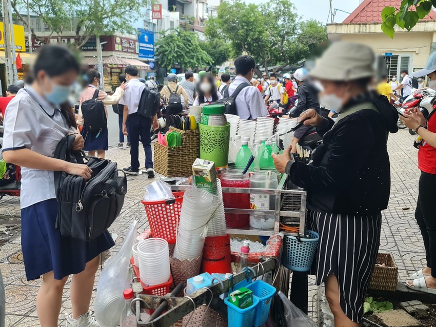 Thực phẩm hàng rong trước cổng trường: Giá rẻ nhưng nhiều nỗi lo ảnh 6