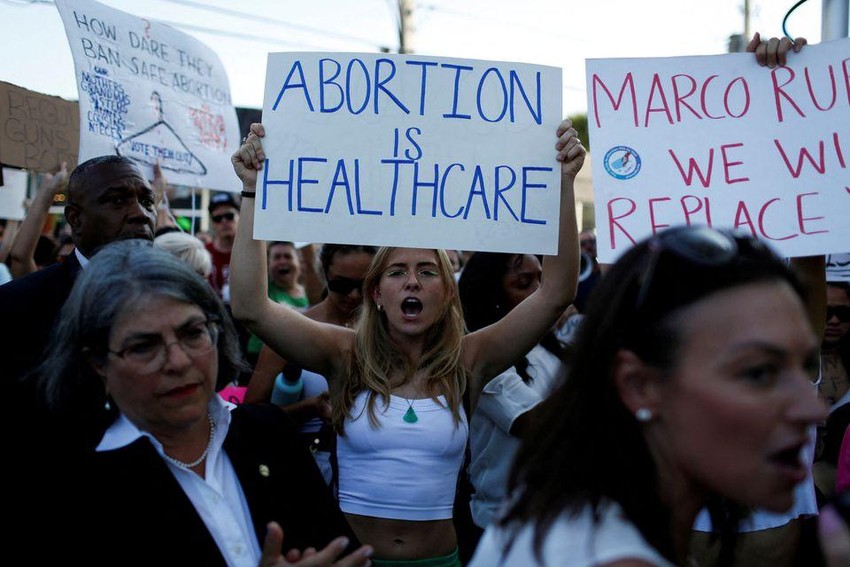 Tổng thống Biden ký sắc lệnh bảo vệ quyền phá thai cho phụ nữ Mỹ
