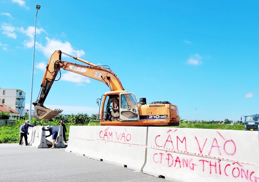 Sau vụ tai nạn của ca nương Tú Thanh, Hải Phòng dựng rào chắn đường đang thi công ảnh 1