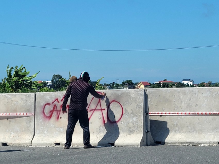 Sau vụ tai nạn của ca nương Tú Thanh, Hải Phòng dựng rào chắn đường đang thi công ảnh 2
