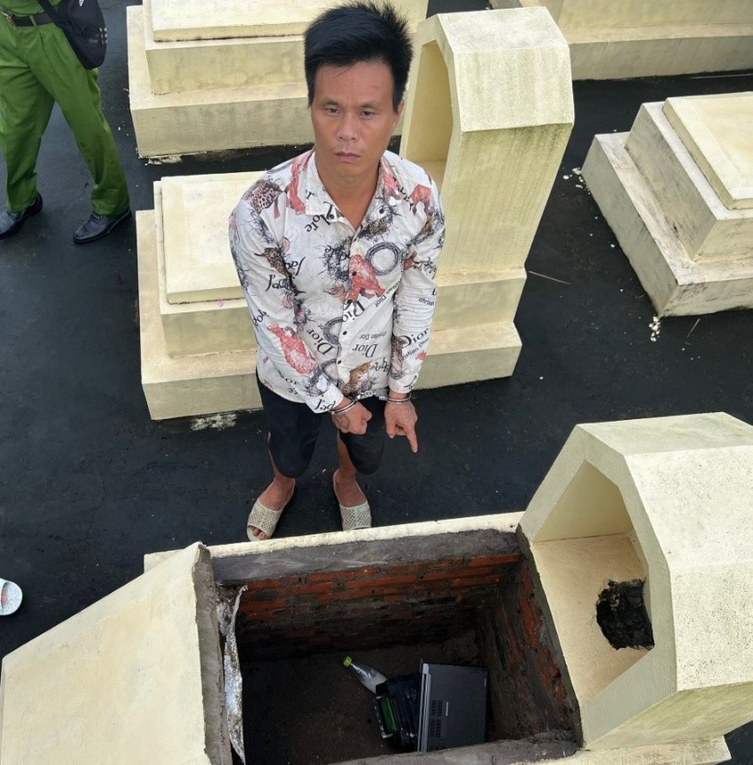 Mang laptop ăn trộm giấu trong ngôi mộ ở nghĩa trang ảnh 1