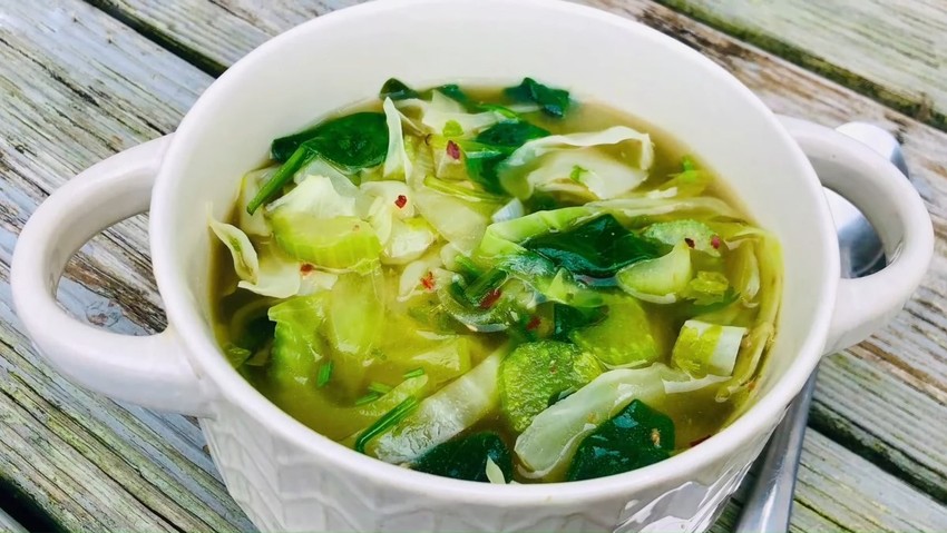 Rau xanh nấu chín không nên để qua đêm vì gây mất vitamin, thậm chí sản sinh ra các chất có hại cho sức khỏe người tiêu dùng