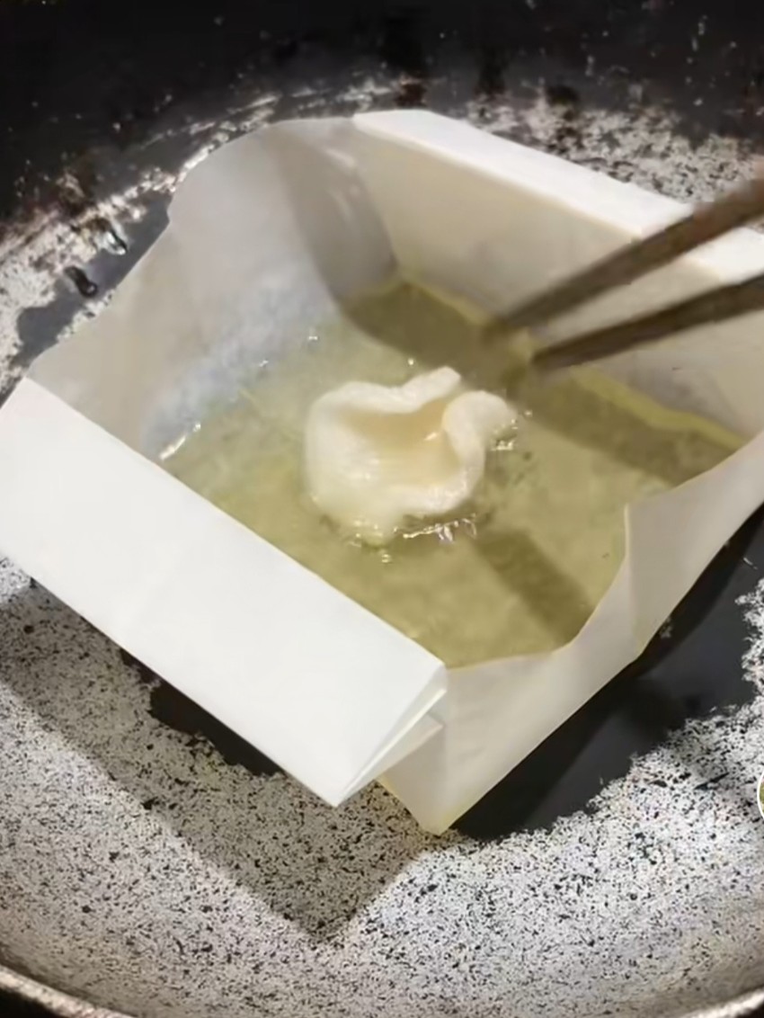 Có nên học theo trào lưu chiên đồ ăn trên giấy nướng trên Tiktok? ảnh 1