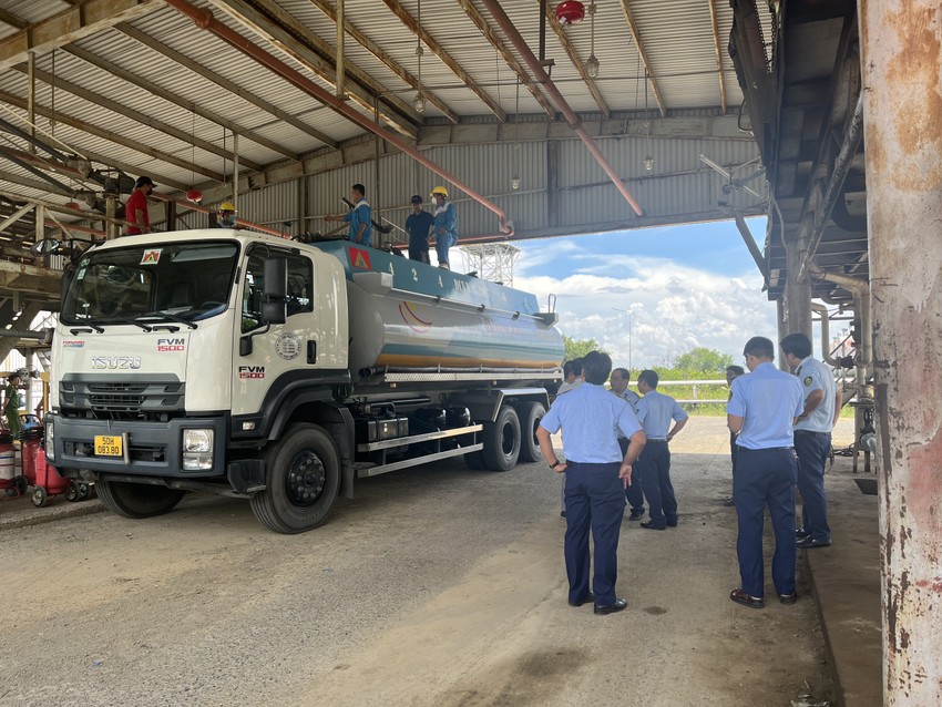 Một cây xăng tại TP.HCM bị tước giấy chứng nhận cửa hàng đủ điều kiện bán lẻ xăng dầu ảnh 1