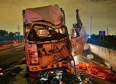 2 ô tô tông nhau khi tránh người nằm giữa quốc lộ 1A, một tài xế tử vong