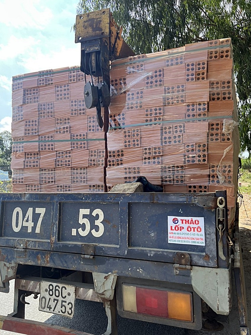 Đưa 15 người trong thùng xe tải đông lạnh tại Bình Thuận về cơ sở cách ly