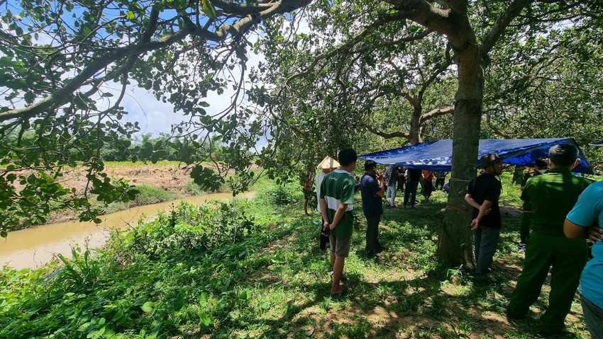 1 người tử vong dưới sông, trên đầu có nhiều vết thương ảnh 1