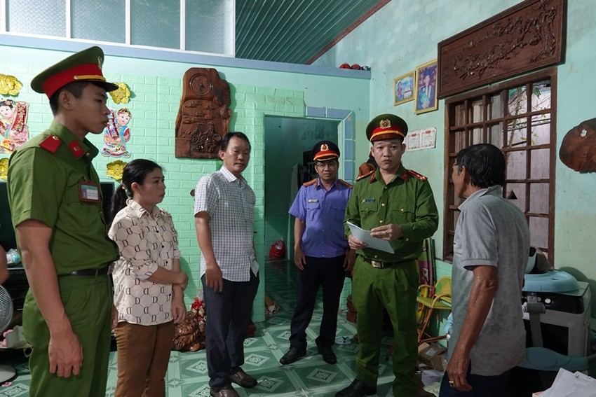 Deputy Head of Department of Natural Resources and Environment issued 2 pink books for a land plot that was prosecuted photo 2