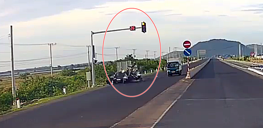 Chưa đủ cơ sở khởi tố thanh niên 16 tuổi lái ô tô tông 5 người chờ đèn đỏ ảnh 2