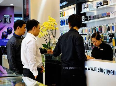 Người dùng đắn đo khi quyết định mua sắm các smartphone cao cấp như hiện nay.
