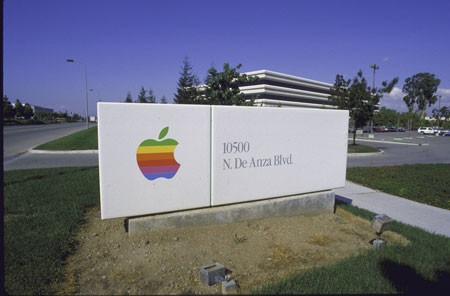 Biểu tượng Quả táo cắn dở nhiều màu sắc của Apple.