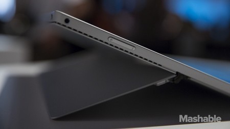 Giắc cắm phone và phím chỉnh âm lượng ở cạnh trái
