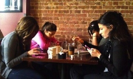 Hãy chú ý đến những người bạn thật xung quanh, thay vì thế giới ảo trong smartphone