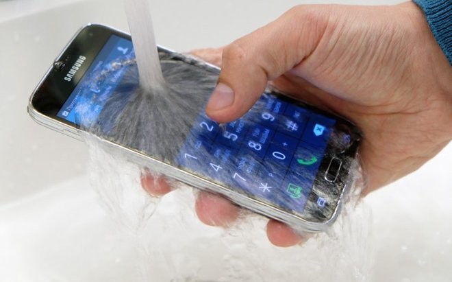 5 smartphone mạnh có tính năng chống nước ảnh 2