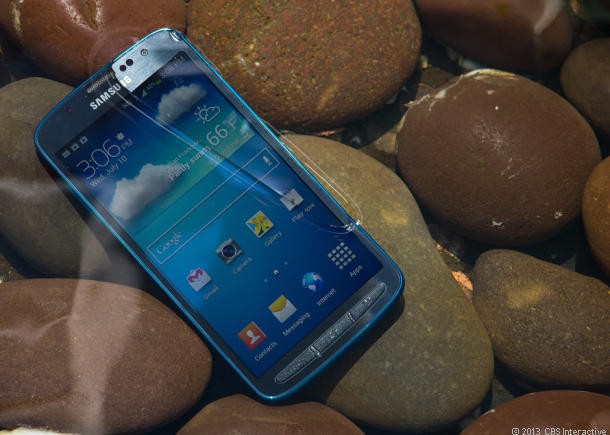 5 smartphone mạnh có tính năng chống nước ảnh 4
