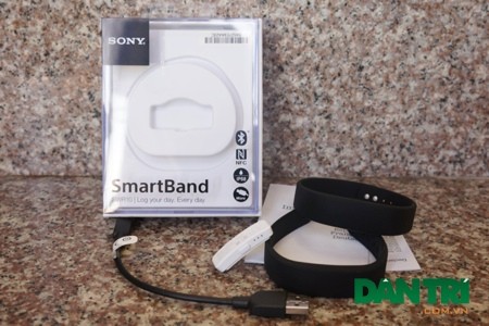 Trong hộp, Sony trang bị một dây microUSB, 2 vòng đeo tay SmartBand và