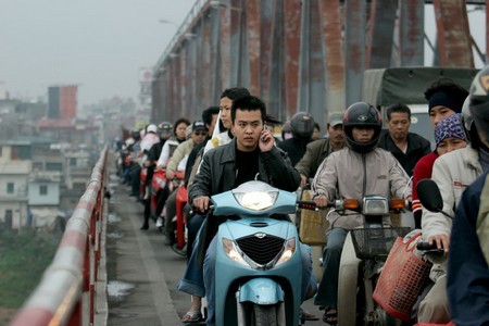 Hiểm họa khi vừa dùng di động vừa lái xe