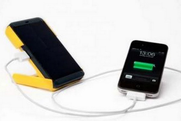 WakaWaka Po ra sạc pin smartphone bằng năng lượng Mặt Trời ảnh 1