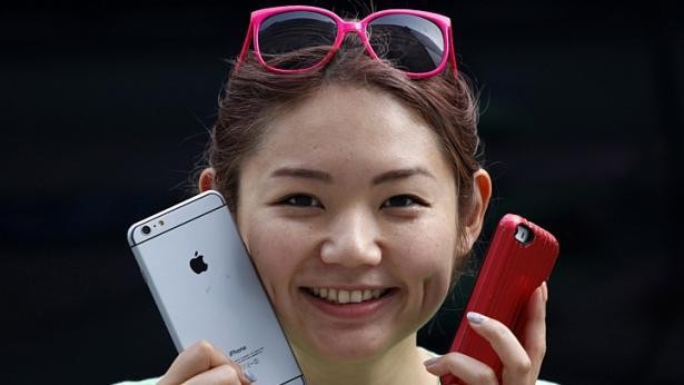 Người hâm mộ ở nhiều nước xếp hàng mua iPhone ảnh 6