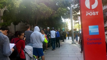 Các tín đồ tại Singapore tìm thú vui trong thời gian chờ đợi Apple Store mở cửa.