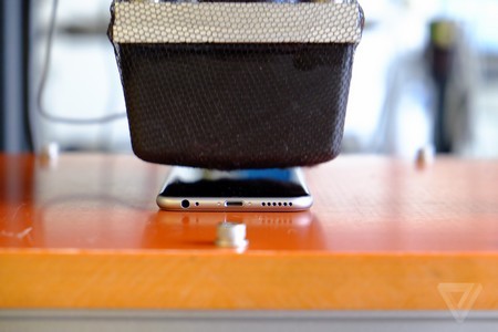 Thiết bị mô phỏng áp lực mà iPhone 6 phải chịu khi có người ngồi lên hay có vật nặng đè lên