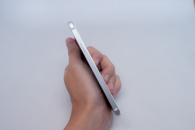 Mở hộp Samsung Galaxy Alpha xách tay giá 11 triệu đồng ảnh 5