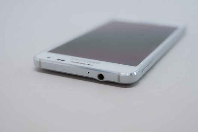 Mở hộp Samsung Galaxy Alpha xách tay giá 11 triệu đồng ảnh 9