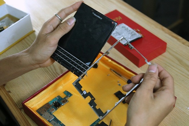 Độ vàng 24K cho BlackBerry Passport ảnh 3