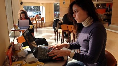 Người dùng cần cận trọng khi sử dụng Wi-Fi công cộng. (Ảnh: Internet).