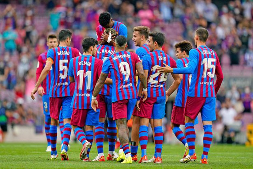 Barcelona mới đăng ký 17 cầu thủ 3 người không có số áo