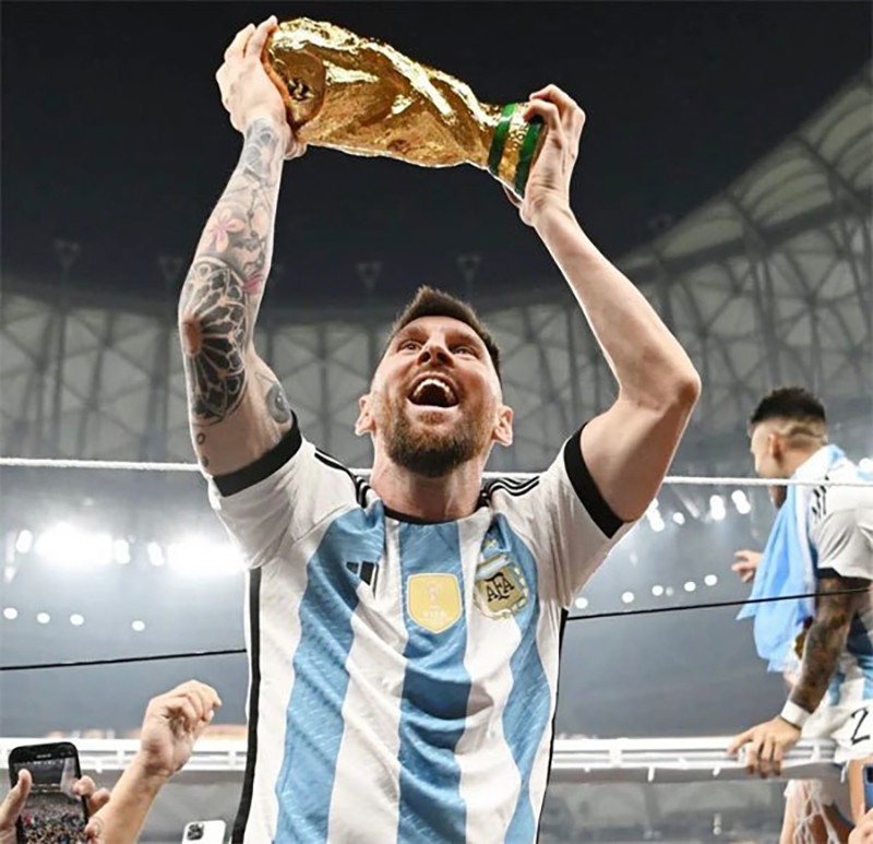 Messi nâng cao chiếc cúp vô địch World Cup giả