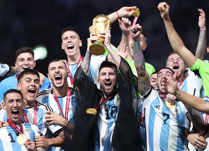 messi nâng cup world cup