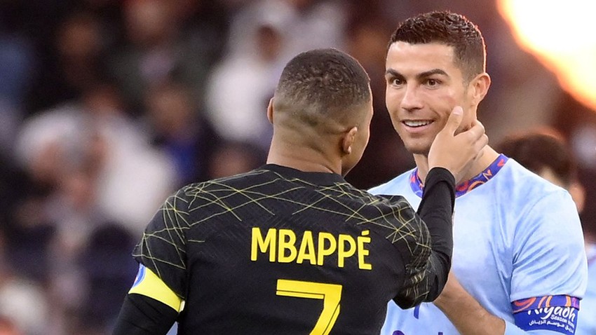 Mbappe có hành động đẹp nhưng gây tranh cãi với Ronaldo
