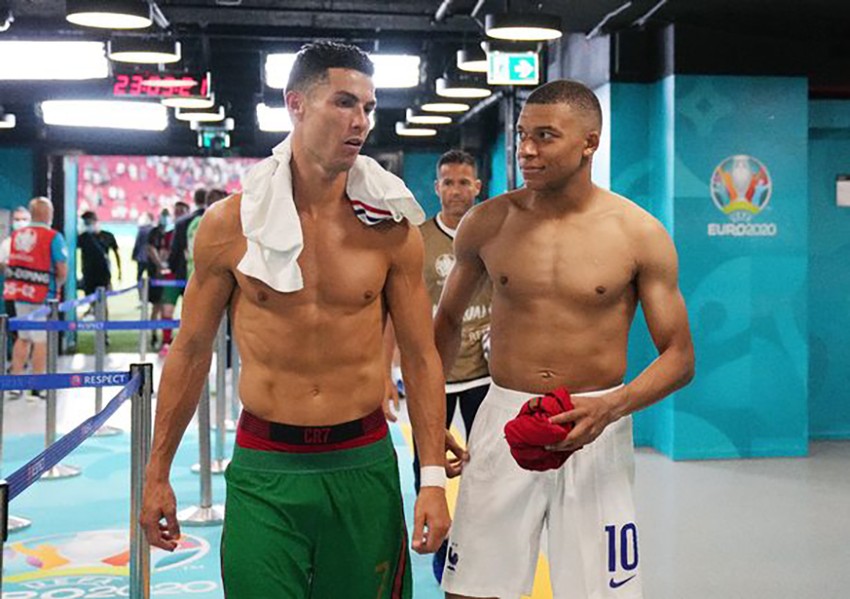 Mbappe có hành động đẹp nhưng gây tranh cãi với Ronaldo