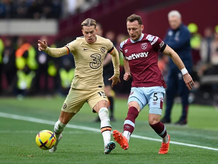 Felix scores, Chelsea split points  once morest West Ham photo 4