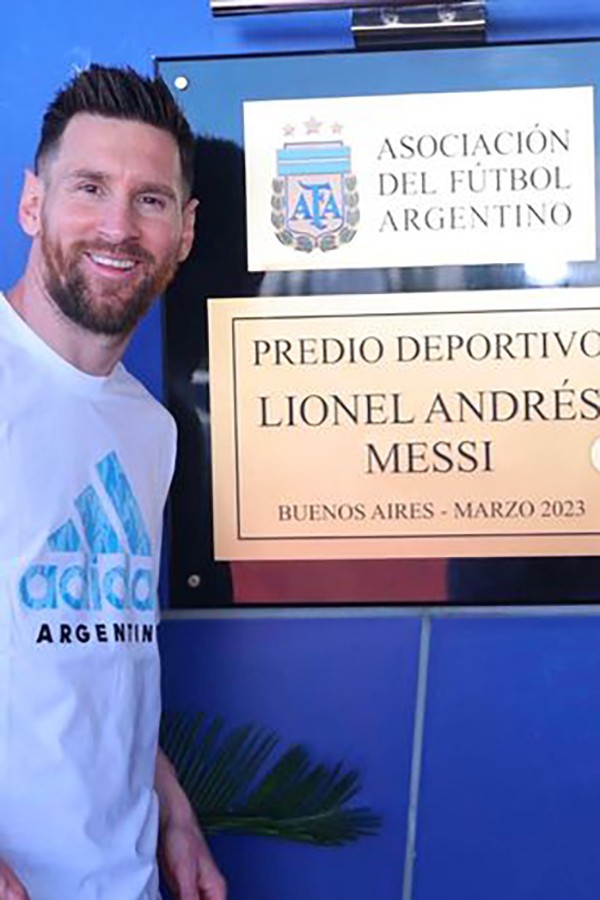 Messi bị 'thổi bay' bởi màn tri ân của Argentina