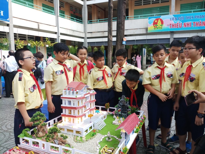 Sinh hoạt chủ đề Chào mừng ngày nhà giáo Việt Nam 2011 của thầy và trò trường  Tiểu học Dương 