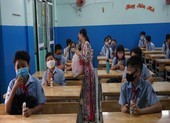 Học sinh TP.HCM háo hức học lại, tặng quà cho nhau
