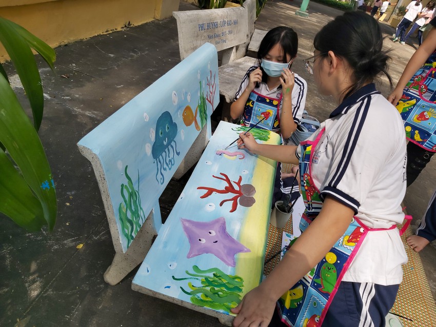 Ấn tượng: Học sinh trang trí ghế đá bằng công thức toán học ảnh 1