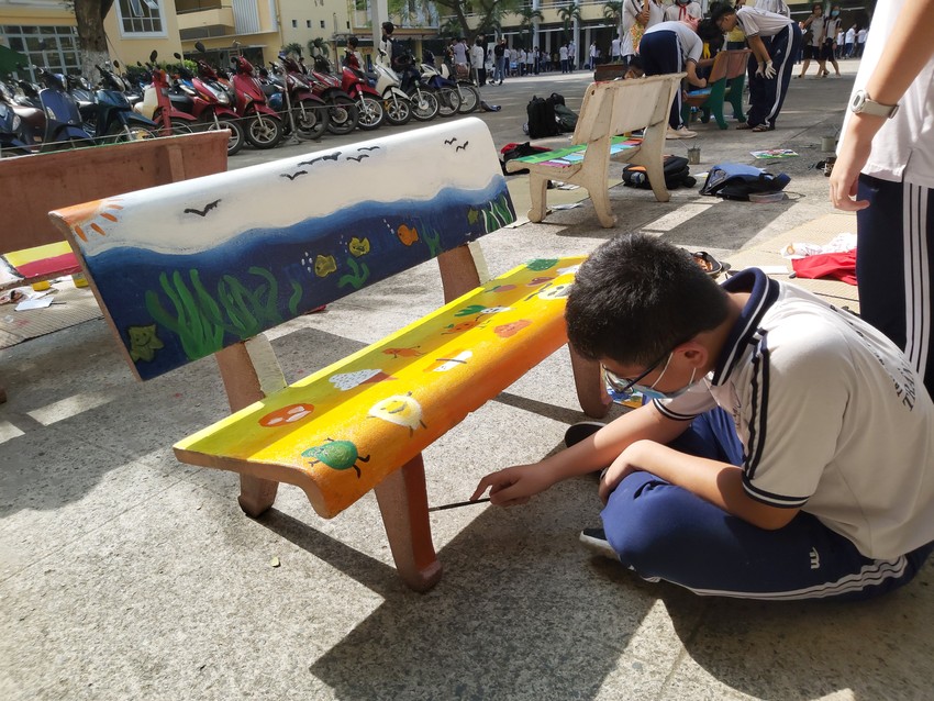 Ấn tượng: Học sinh trang trí ghế đá bằng công thức toán học ảnh 3