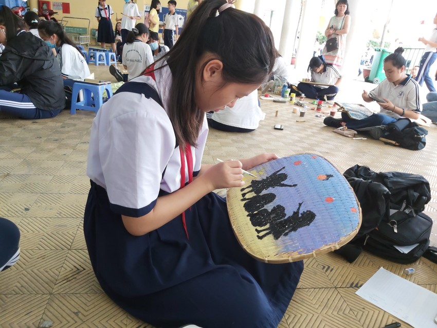 Ấn tượng: Học sinh trang trí ghế đá bằng công thức toán học ảnh 7