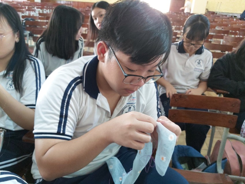 Ấn tượng: Học sinh trang trí ghế đá bằng công thức toán học ảnh 11